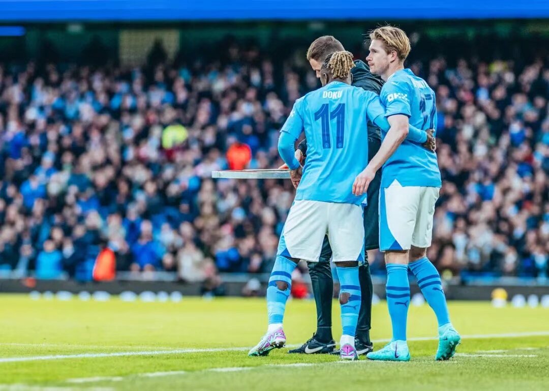 官方：受大雾影响，巴萨前往客场的航班将延迟一个小时起飞（官方通报：大雾导致巴萨客场航班起飞延后一小时）