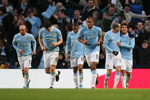 中超：上海海港主场4-1大胜深圳（中超：上海海港主场4比1击败深圳队）