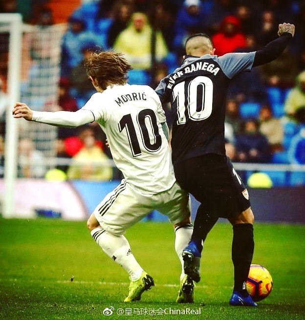 半场战报：拜仁3-0勒沃库森，格纳布里、雅克松破门（上半场拜仁3-0领先勒沃库森，格纳布里、雅克松相继破门）