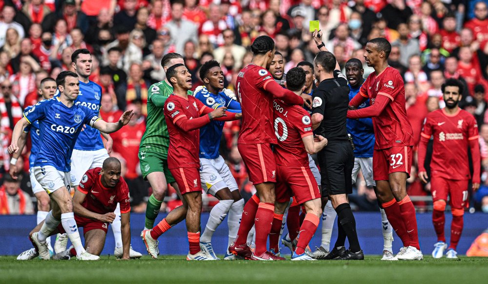 美媒：海兰德遭遇右膝挫伤，本场比赛将不会回归（美媒：海兰德右膝挫伤，提前退场本场不再出战）