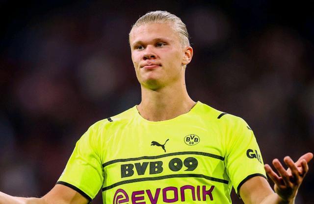 詹姆斯篮板抢断关键时刻锁定胜局（詹姆斯关键时刻抢板断球，锁定胜利）